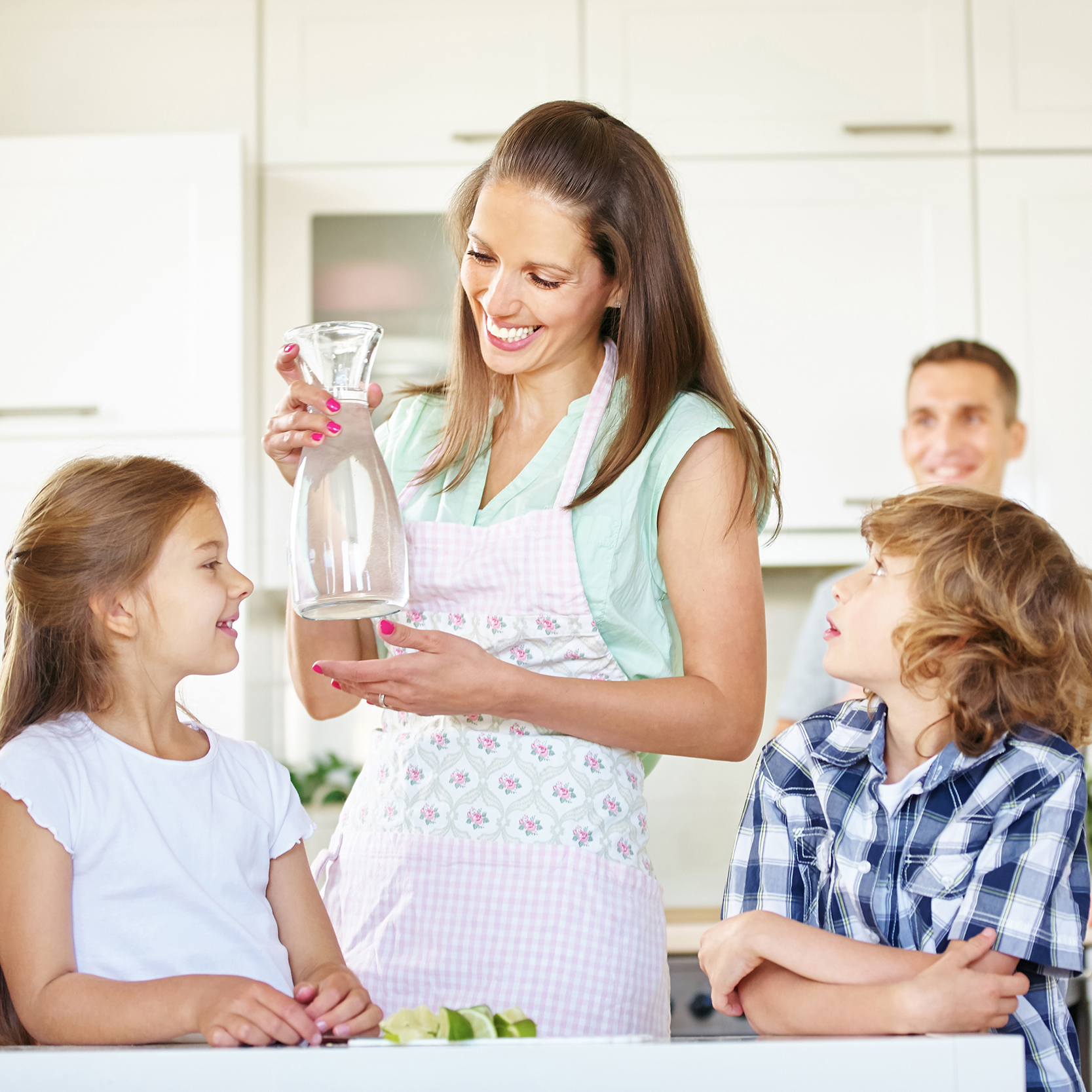 Une famille profitant d'une eau adoucie à la maison